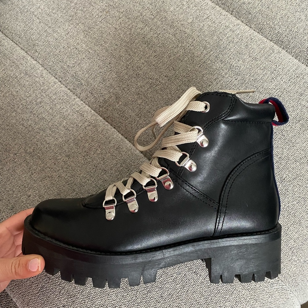 NEVER WORN Women’s Steve Madden Combat Boots Size 7.5